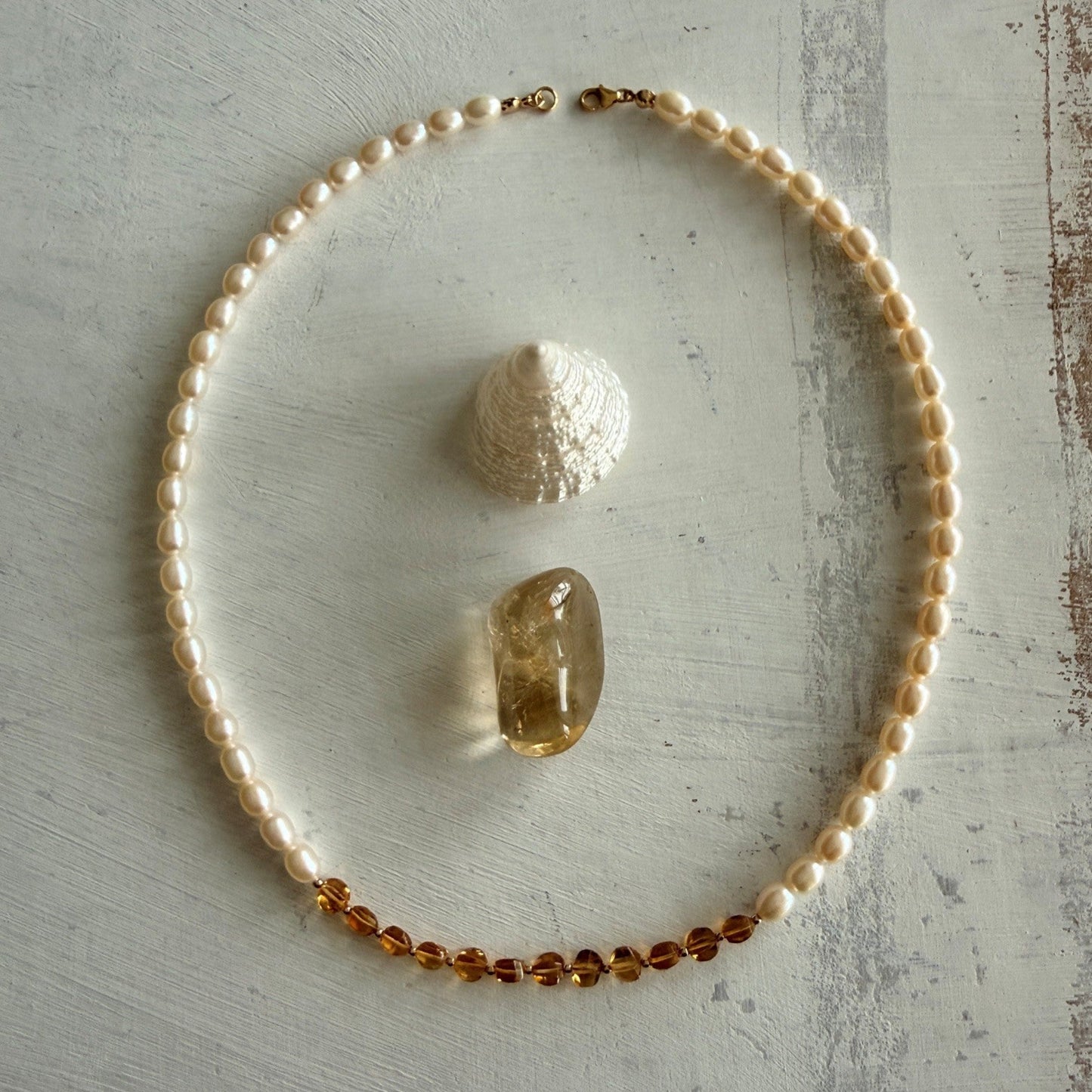 Ketting van citrien en zoetwaterpareltjes