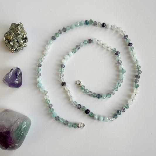 Ketting van fluoriet, aquamarijn met zilveren open einden
