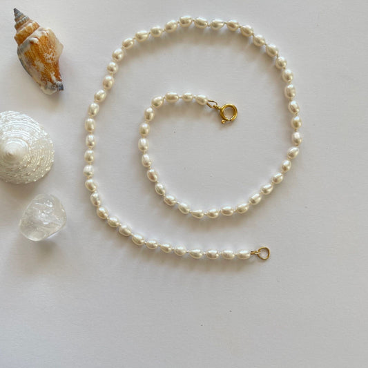 Ketting van kleine zoetwaterparels met gold filled veerslot