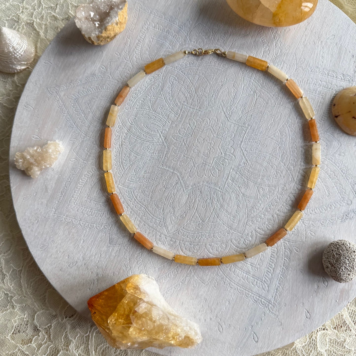 Handgemaakte ketting van ronde kralen met 14K gold filled haakslotje — Engelina Jewelry