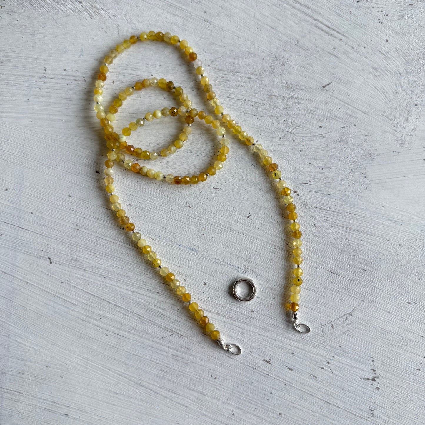 Lange ketting van gele opaal met jaspis bedel - JOALI