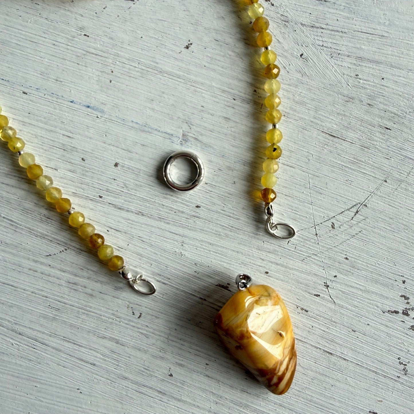Lange ketting van gele opaal met jaspis bedel - JOALI
