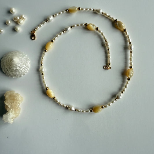 Korte ketting van goudparelmoer en zoetwaterparels met gold filled slotje