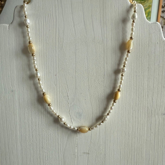 Korte ketting van goudparelmoer en zoetwaterparels met gold filled slotje