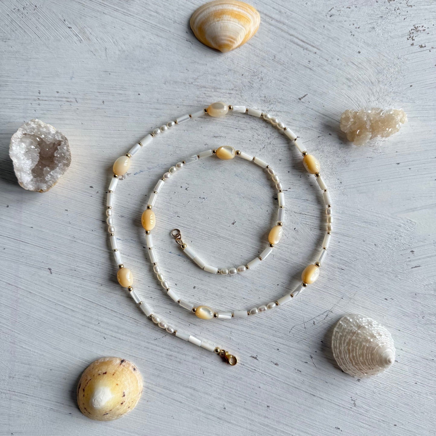 Ketting van vintage goudparelmoer met zoetwaterparels en gold filled slotje - OLIVIA