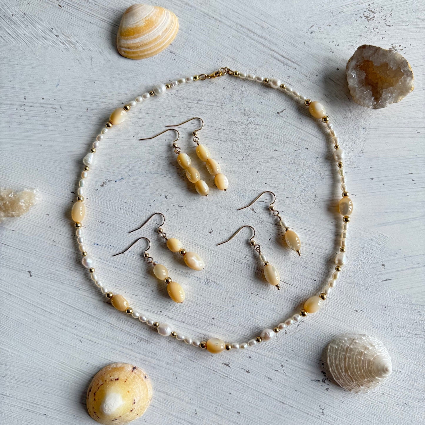 Ketting van vintage goudparelmoer met zoetwaterparels en gold filled slotje - OLIVE