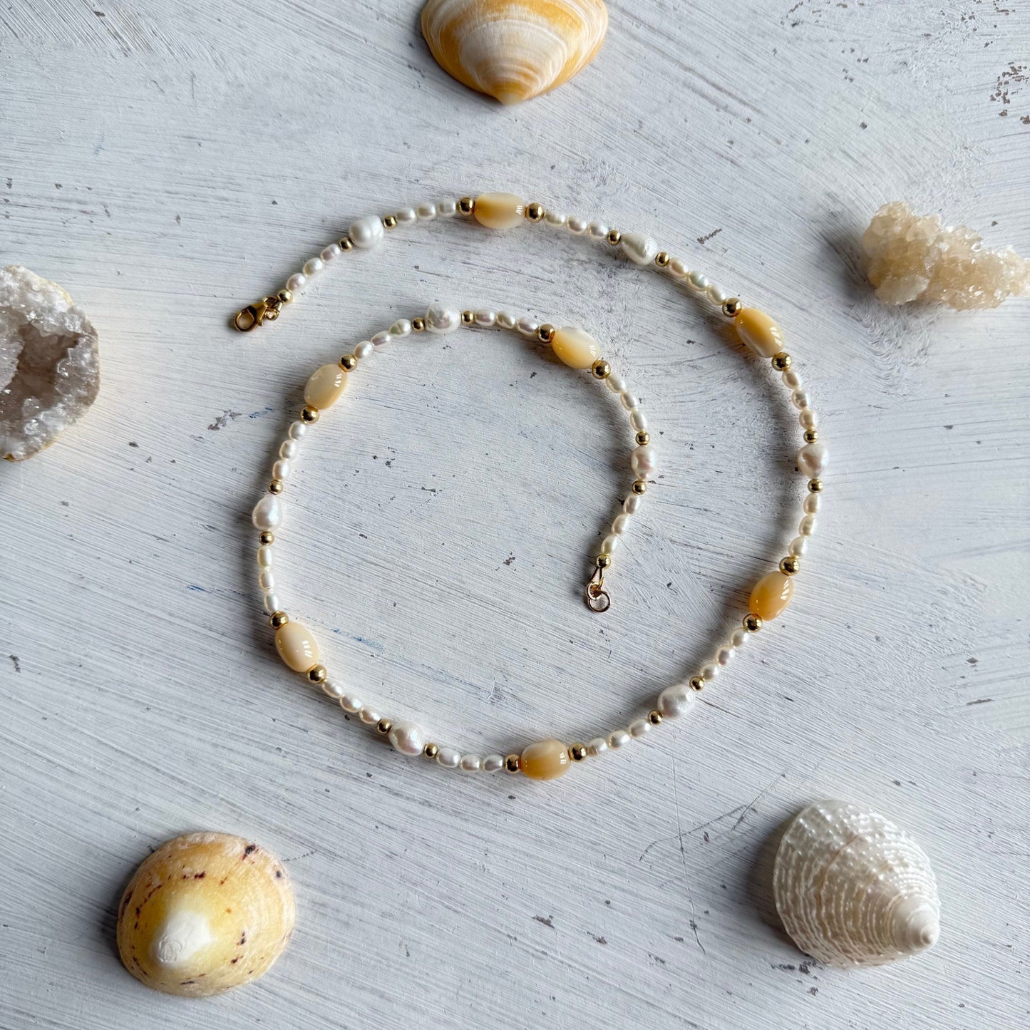 Ketting van vintage goudparelmoer met zoetwaterparels en gold filled slotje - OLIVE