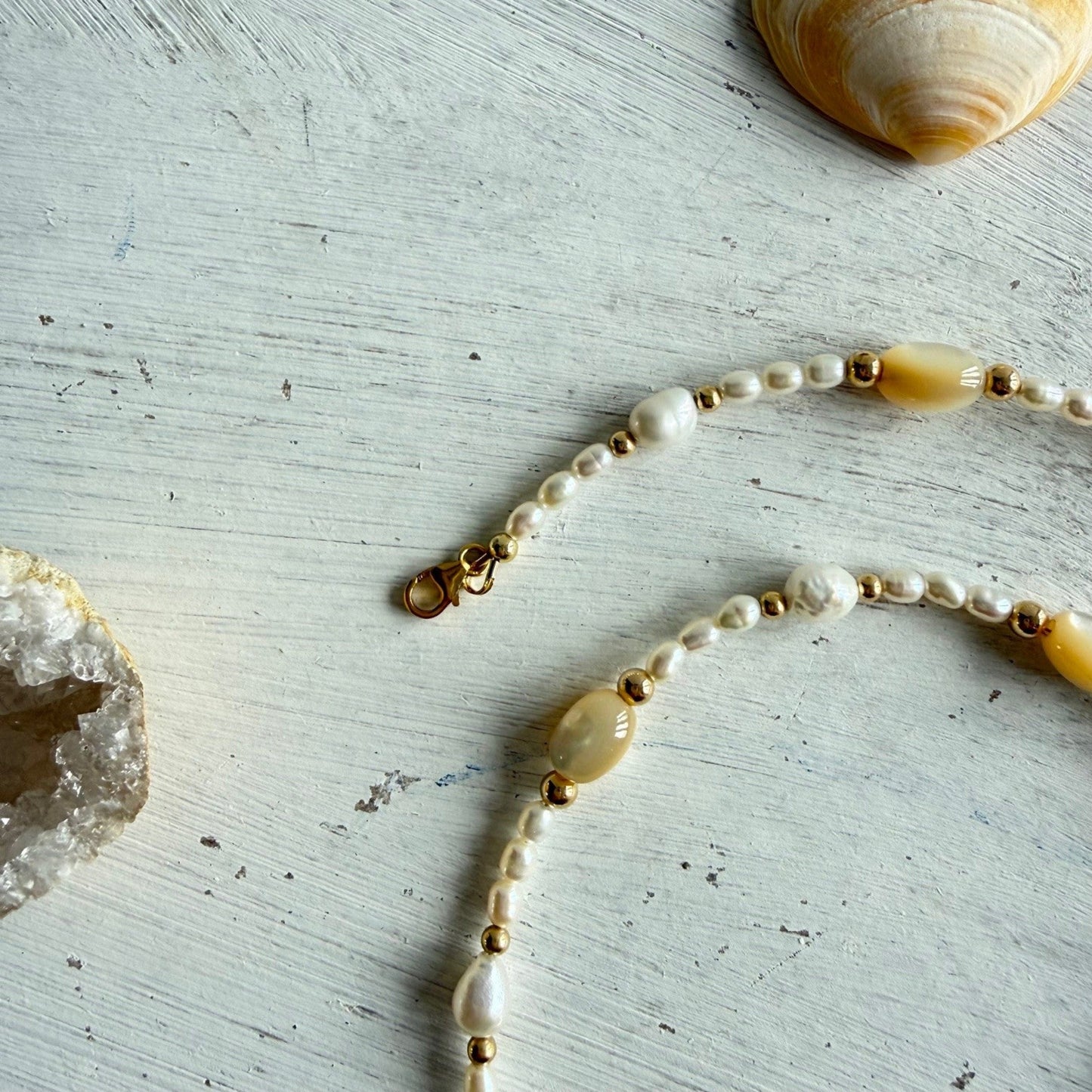 Ketting van vintage goudparelmoer met zoetwaterparels en gold filled slotje - OLIVE