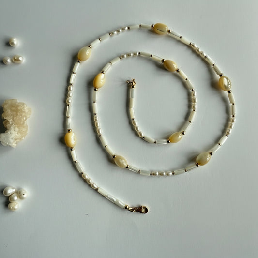 Ketting van goudparelmoer en zoetwaterparels met gold filled slotje