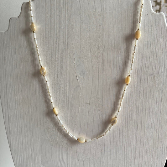 Ketting van goudparelmoer en zoetwaterparels met gold filled slotje