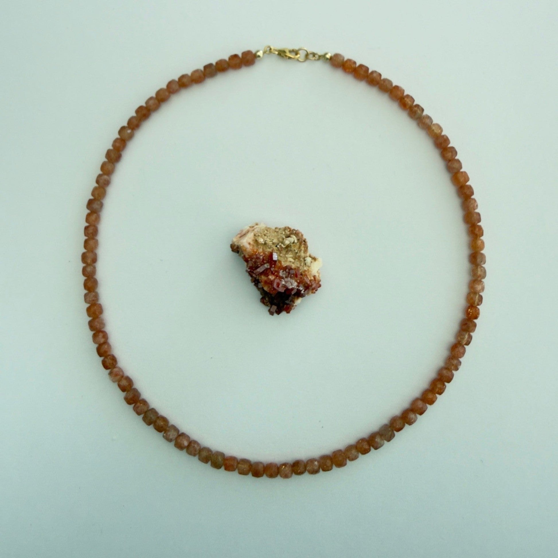 Handgemaakte ketting van ronde kralen met 14K gold filled haakslotje — Engelina Jewelry