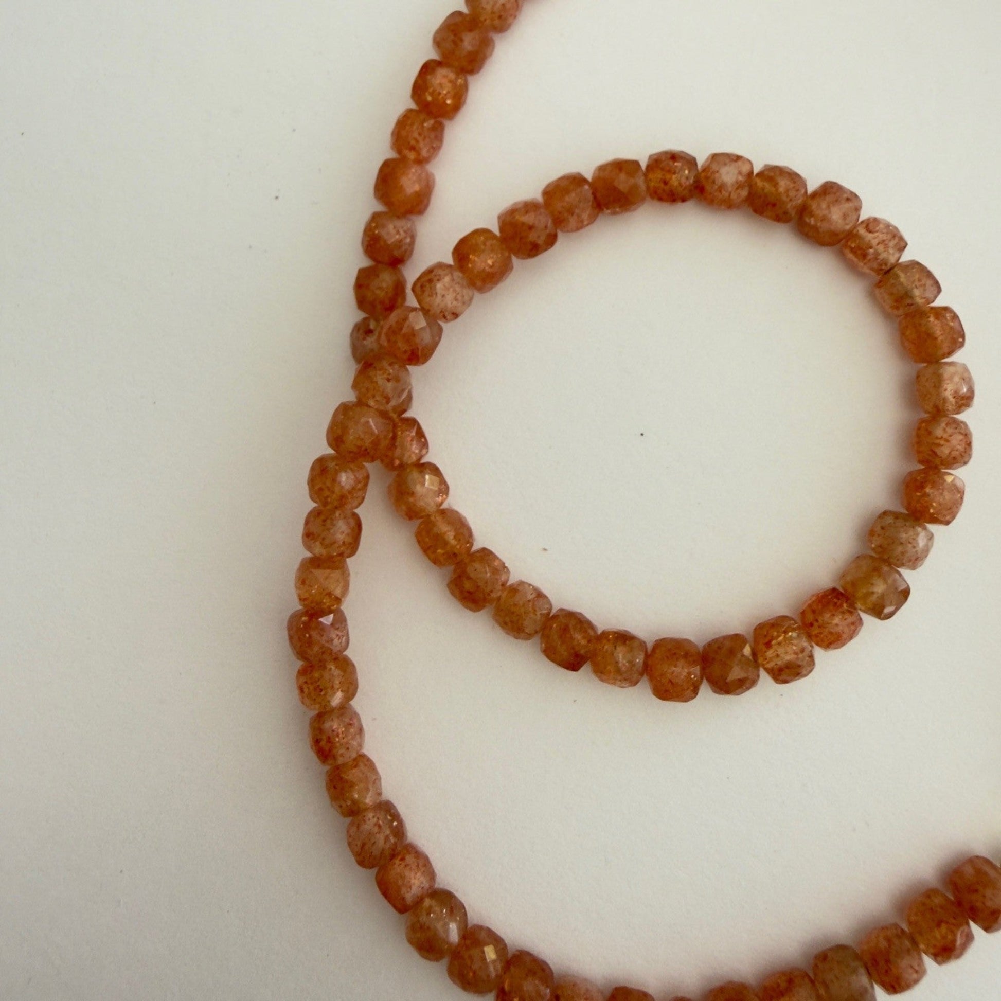 Handgemaakte ketting van ronde kralen met 14K gold filled haakslotje — Engelina Jewelry