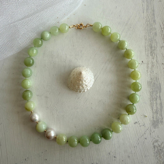 Korte ketting van jade met Edison parels