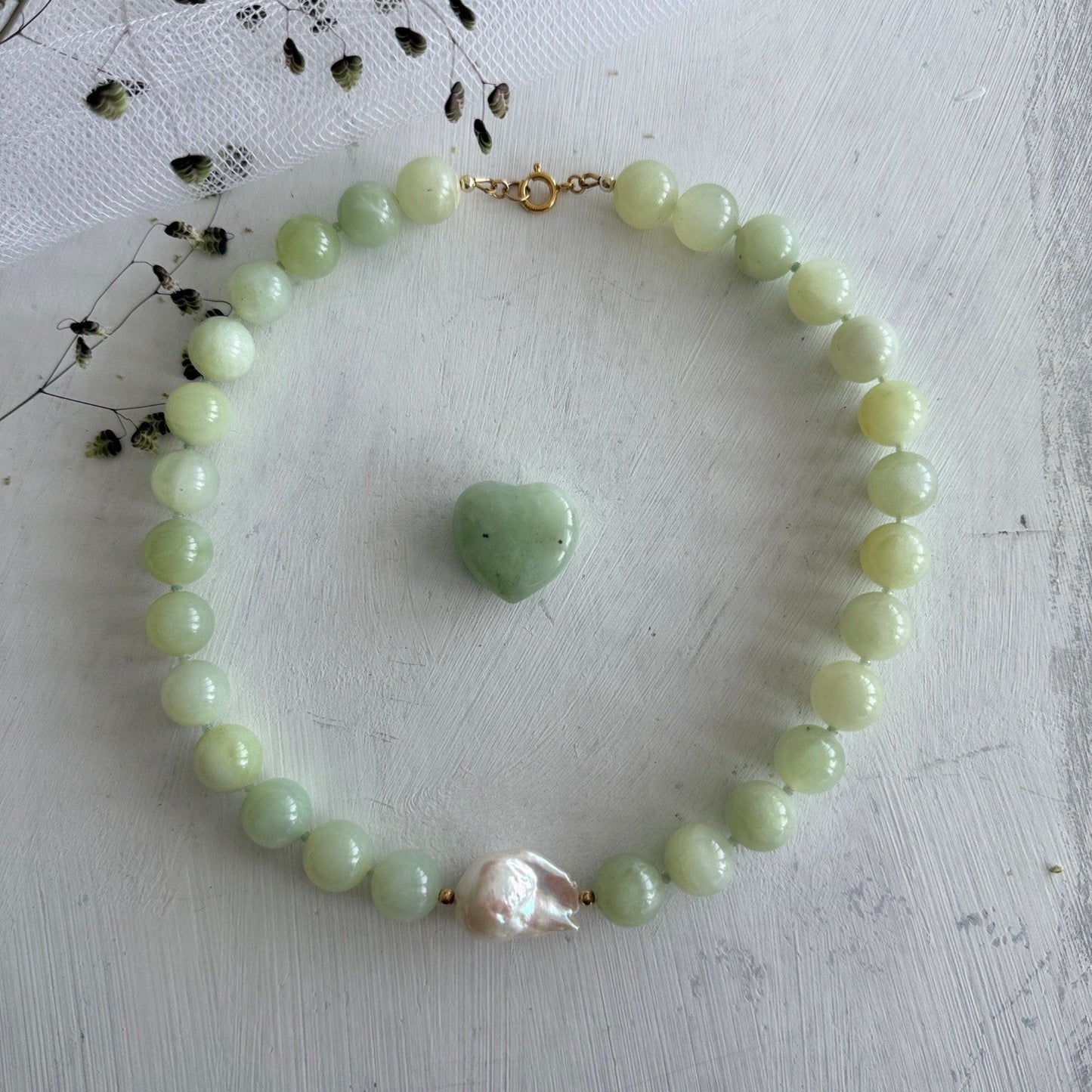 Korte ketting van jade met baroque parel