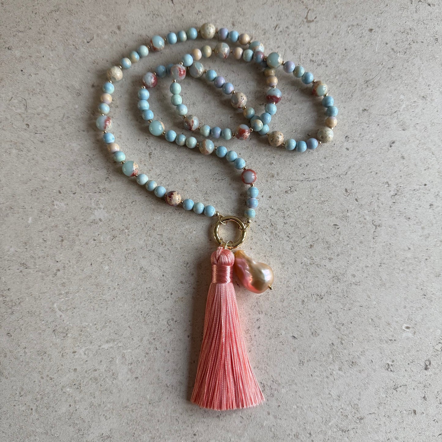 Lange ketting van jaspis en agaat met zoetwaterparel bedel - JARA