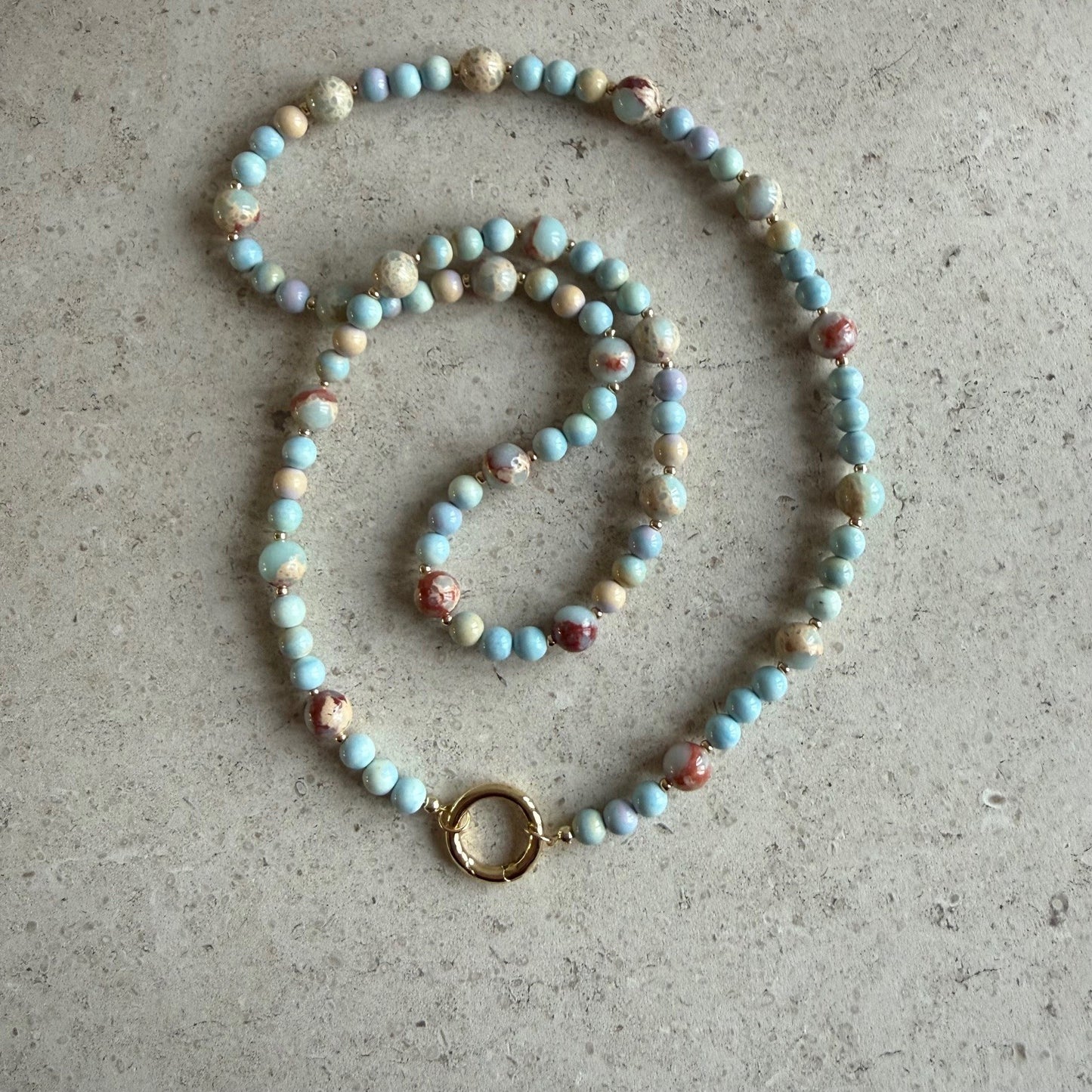 Lange ketting van jaspis en agaat met zoetwaterparel bedel - JARA