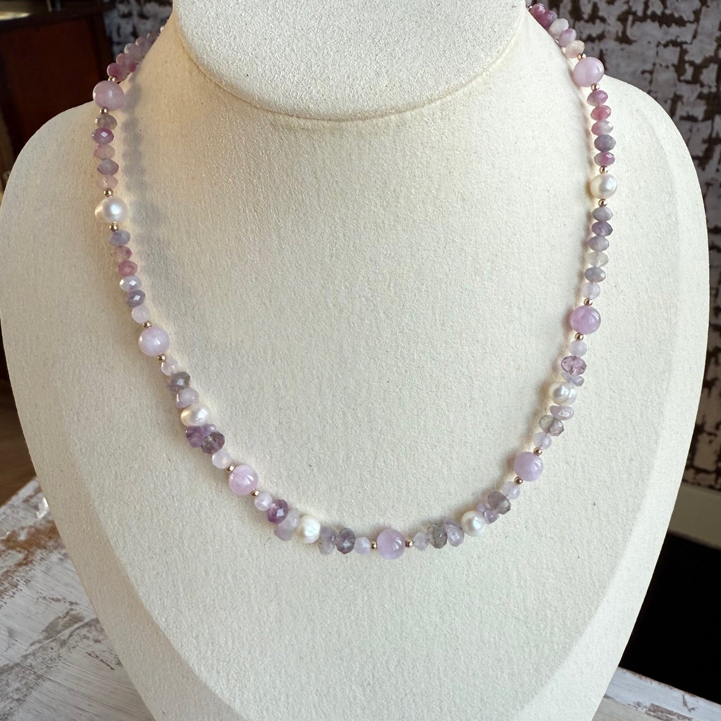 Korte ketting van kunziet en fluoriet met gold filled slot - KUMI