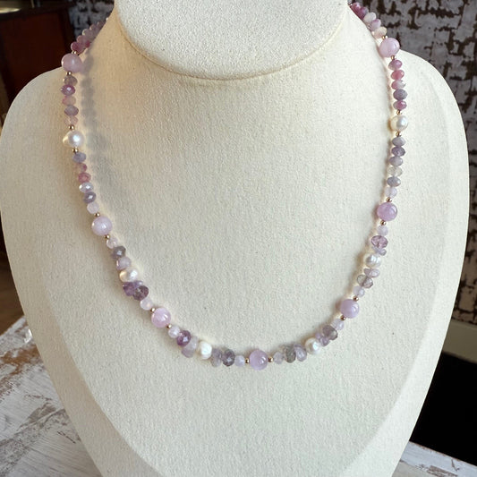 Korte ketting van kunziet en fluoriet met gold filled slot - KUMI