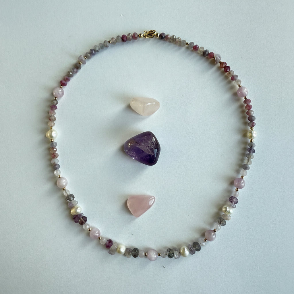 Korte ketting van kunziet en fluoriet met gold filled slot - KUMI