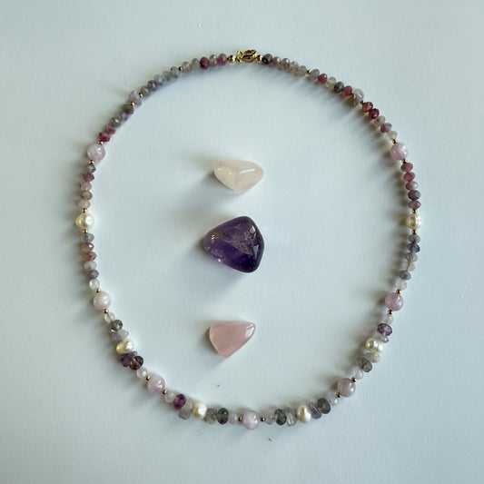 Korte ketting van kunziet en fluoriet met gold filled slot - KUMI