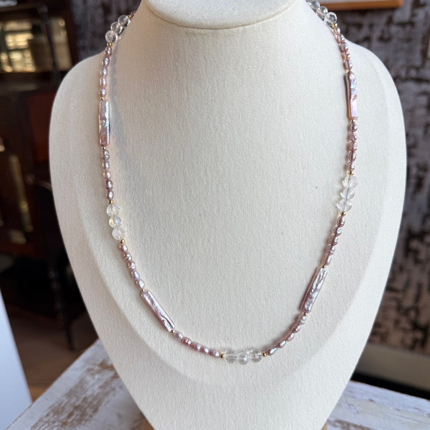 Ketting van lila zoetwaterparels en aura kristal met gold filled slot