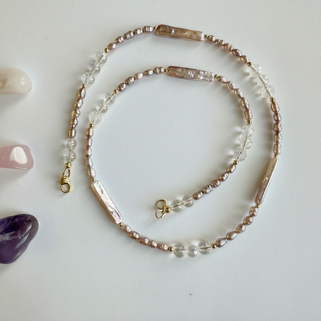 Ketting van lila zoetwaterparels en aura kristal met gold filled slot