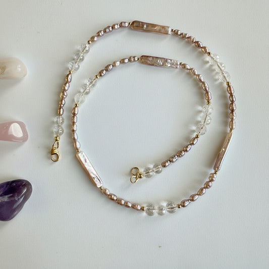 Ketting van lila zoetwaterparels en aura kristal met gold filled slot