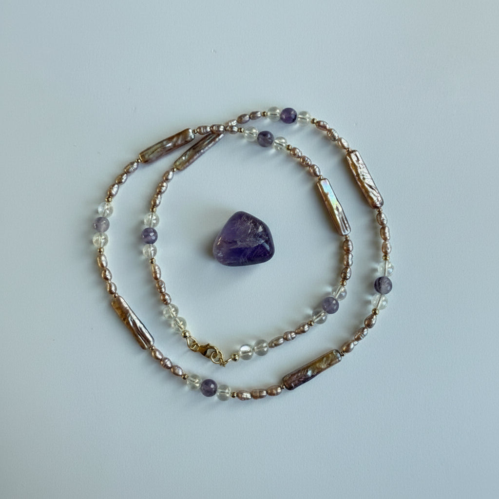 Ketting van lila zoetwaterparels en amethist met een gold filled slot