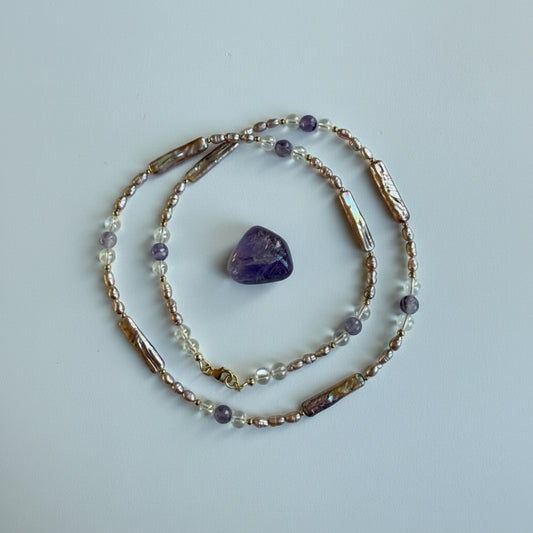 Ketting van lila zoetwaterparels en amethist met een gold filled slot