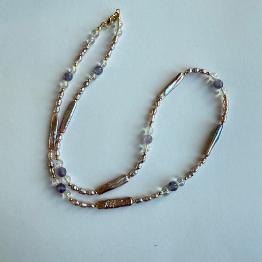 Ketting van lila zoetwaterparels en amethist met een gold filled slot