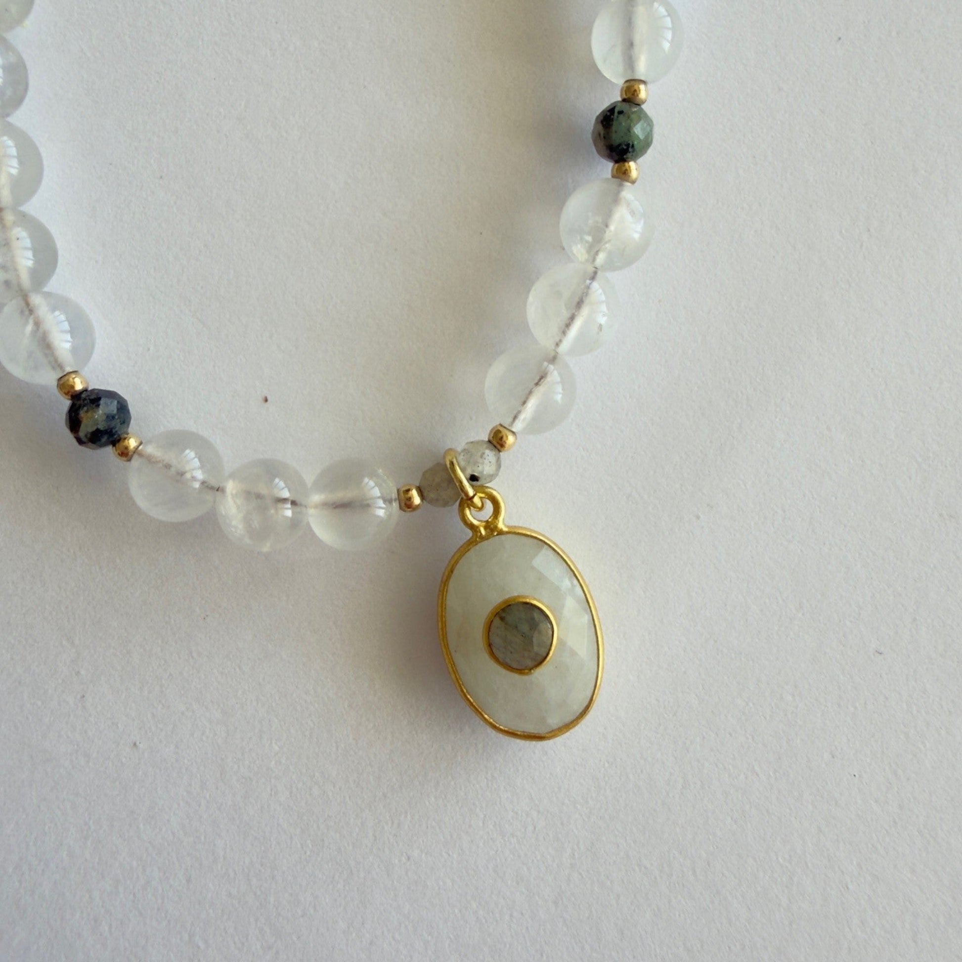 Handgemaakte ketting van ronde kralen met 14K gold filled haakslotje — Engelina Jewelry
