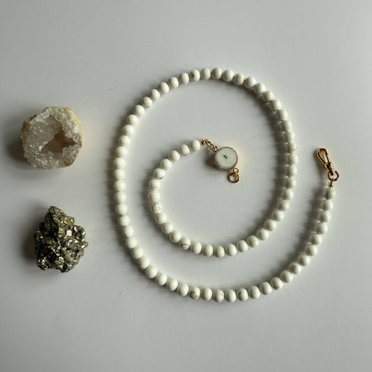 Ketting van magnesiet kralen met zonnekwarts druzy