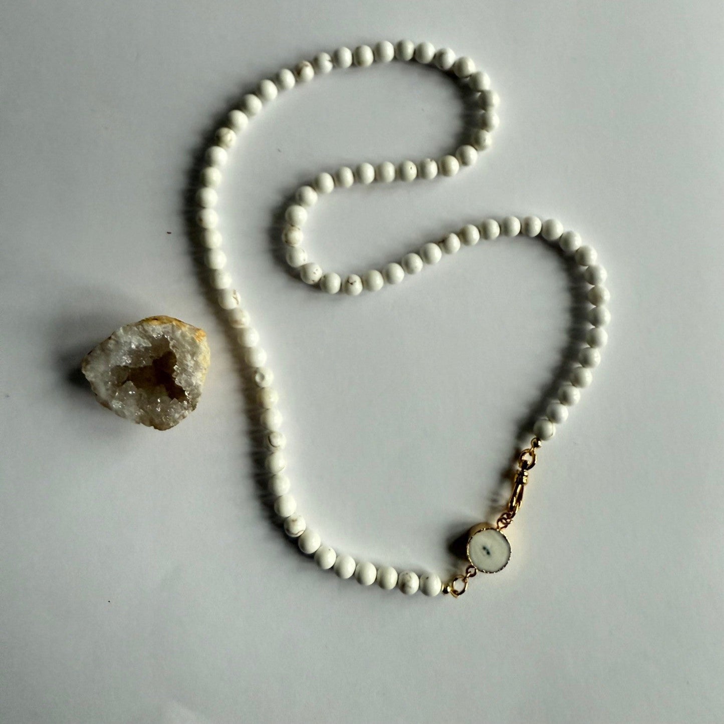 Ketting van magnesiet kralen met zonnekwarts druzy