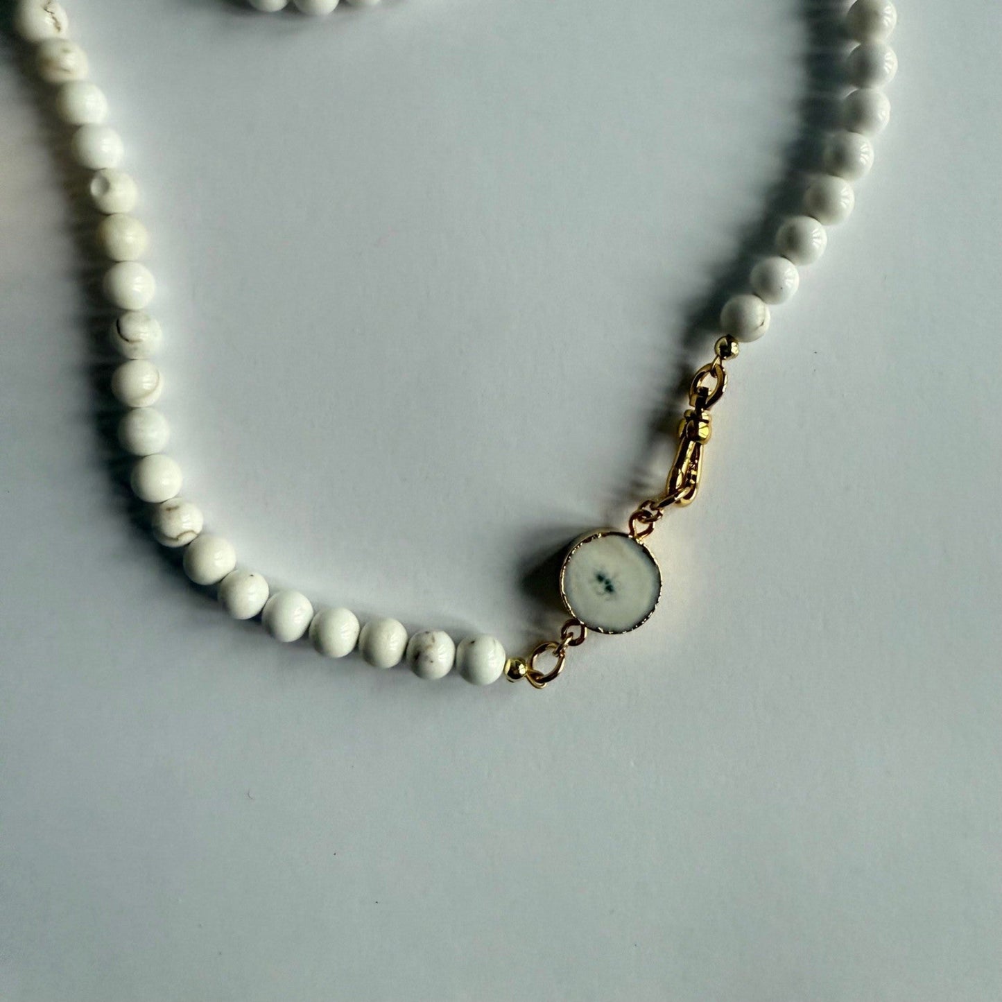 Ketting van magnesiet kralen met zonnekwarts druzy