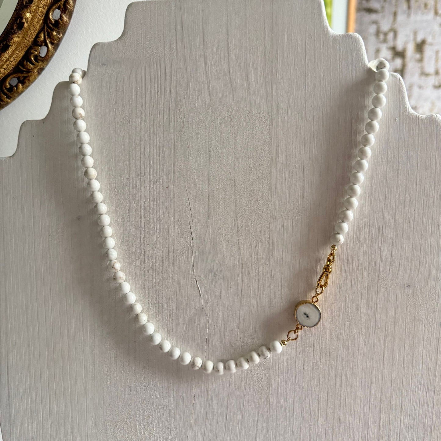 Ketting van magnesiet kralen met zonnekwarts druzy