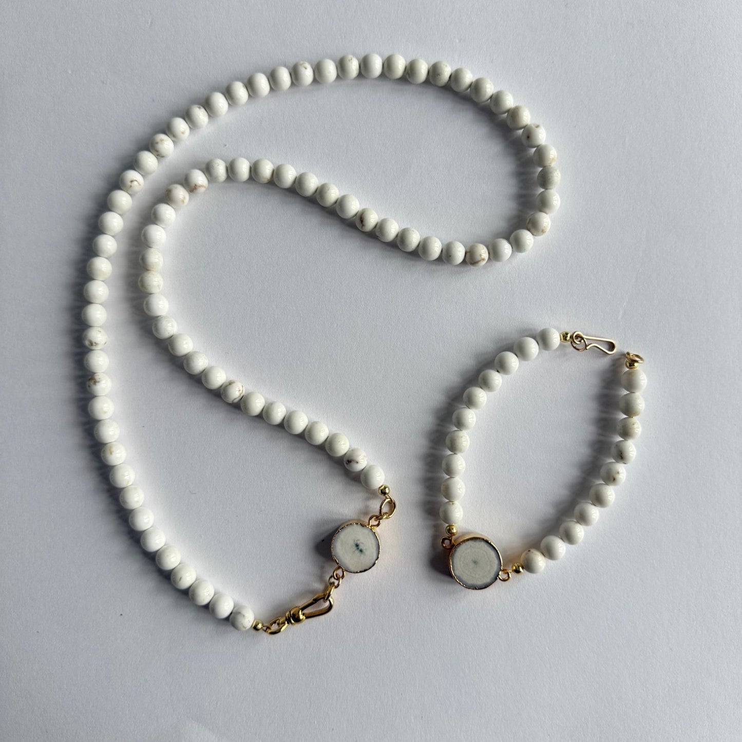 Armband van magnesiet kralen met zonnekwarts druzy