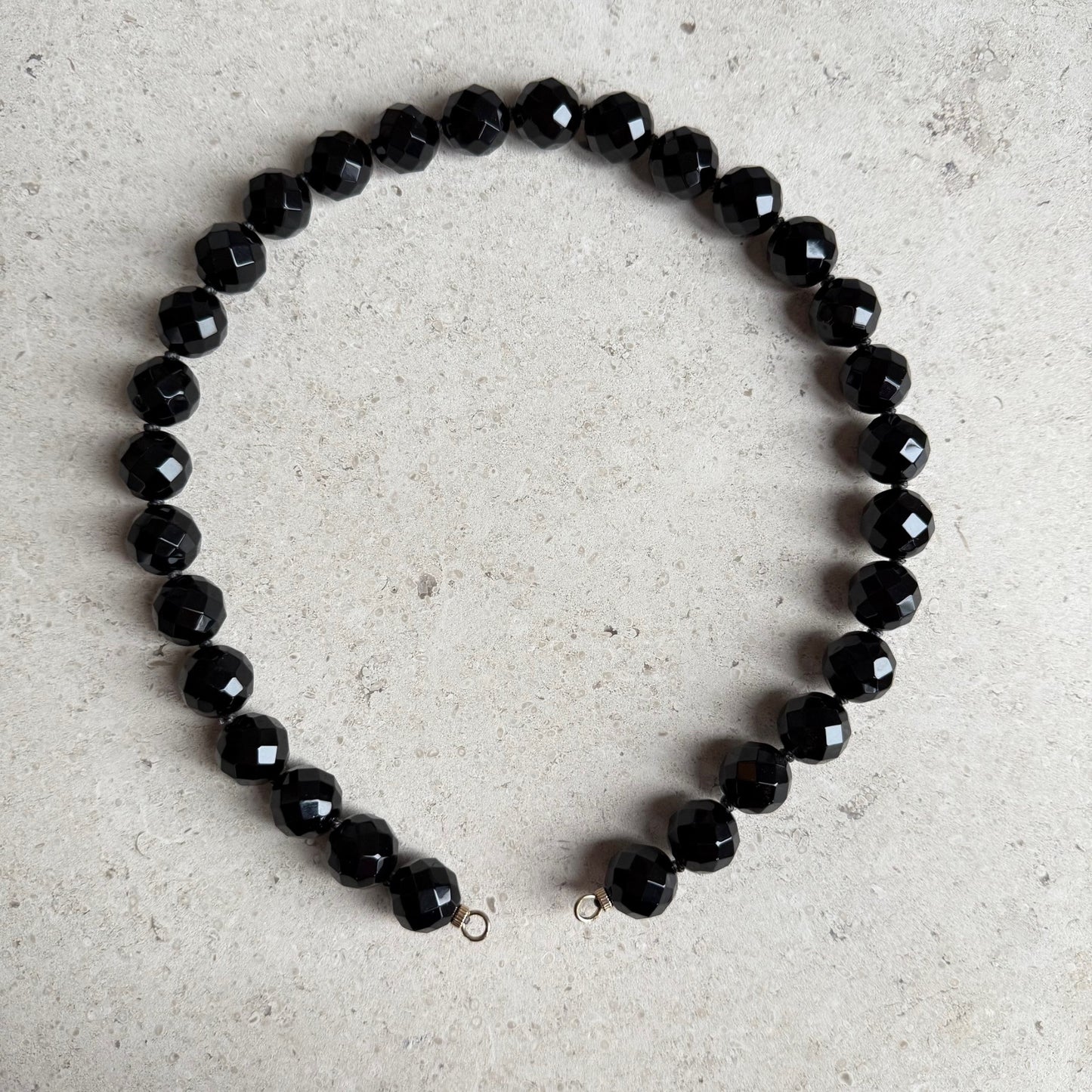 Ketting geknoopt van grote onyx kralen en gold filled uiteinden - ONEYKA