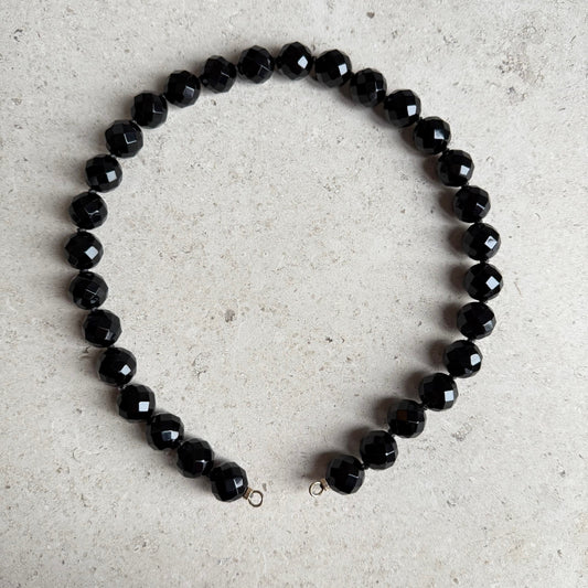 Ketting geknoopt van grote onyx kralen en gold filled uiteinden - ONEYKA