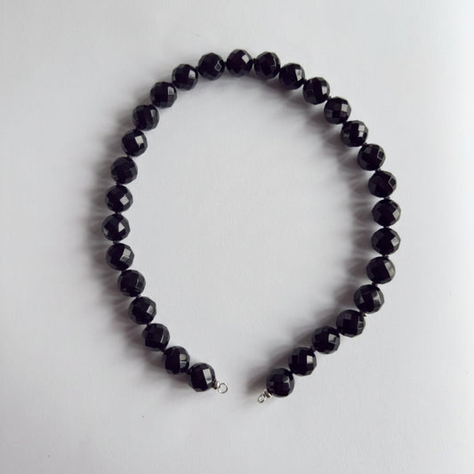 Ketting geknoopt van grote onyx kralen en zilveren uiteinden - OLCAY