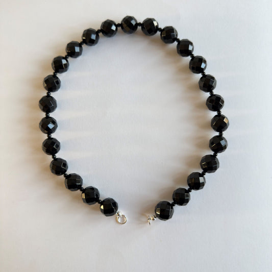 Ketting van grote onyx kralen met zilveren uiteinden