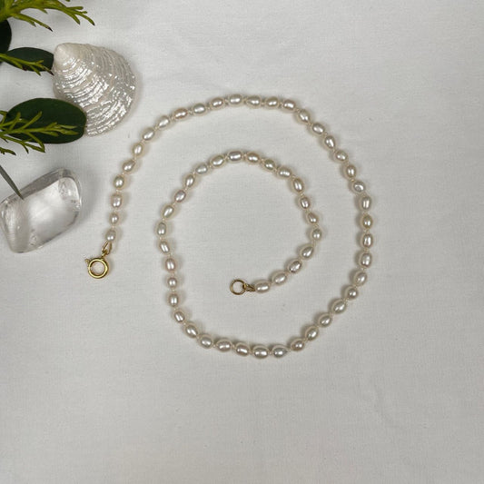 De zoetwaterpareltjes zijn geknoopt op een dubbele zijden draad. De parels hebben een rijstkorrelvorm en zijn 5 tot 6 mm lang. De ketting sluit met een decoratief gold filled veerslotje.