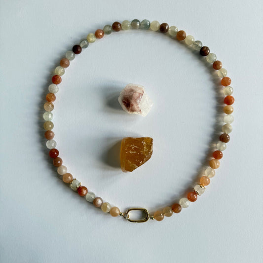 Ketting van perzikmaansteen kralen met gold filled sluiting