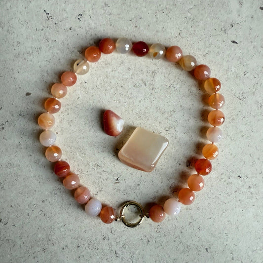 Ketting geknoopt van perzik agaat met gold filled open einden - PERZIA