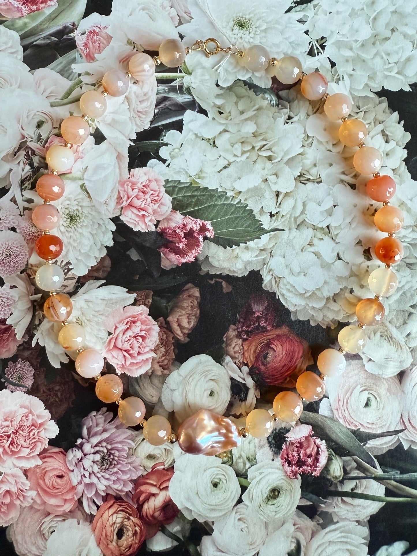 Ketting van rode agaat met baroque zoetwaterparel - ARLIA