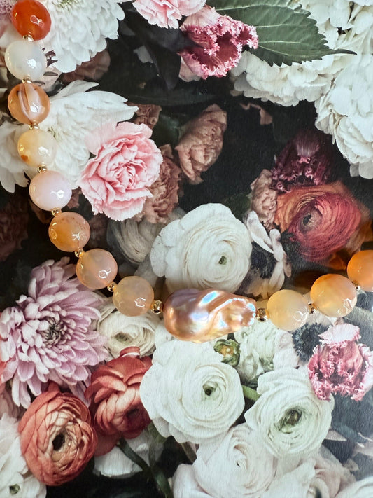 Ketting van rode agaat met baroque zoetwaterparel - ARLIA