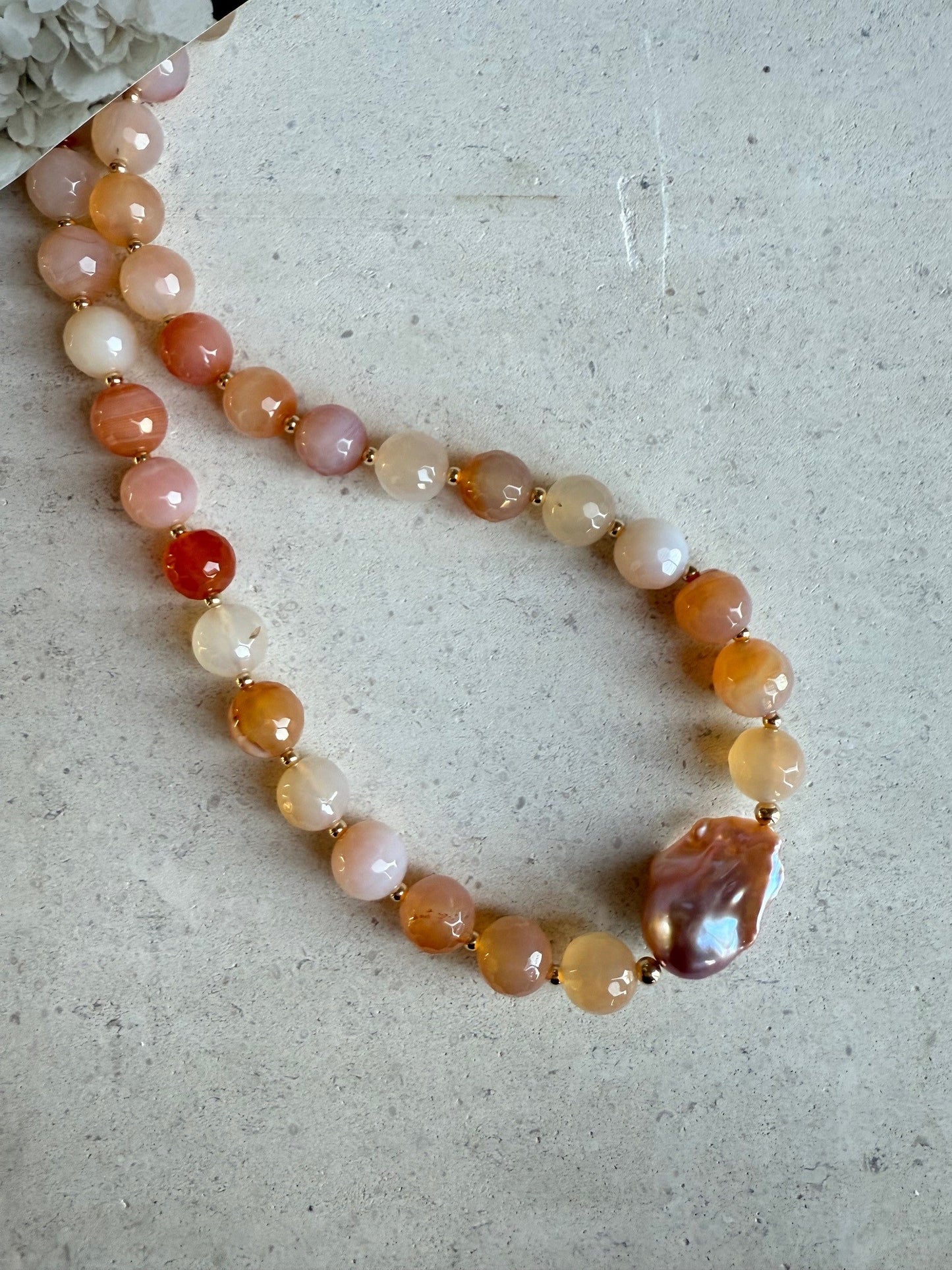 Ketting van rode agaat met baroque zoetwaterparel - ARLIA