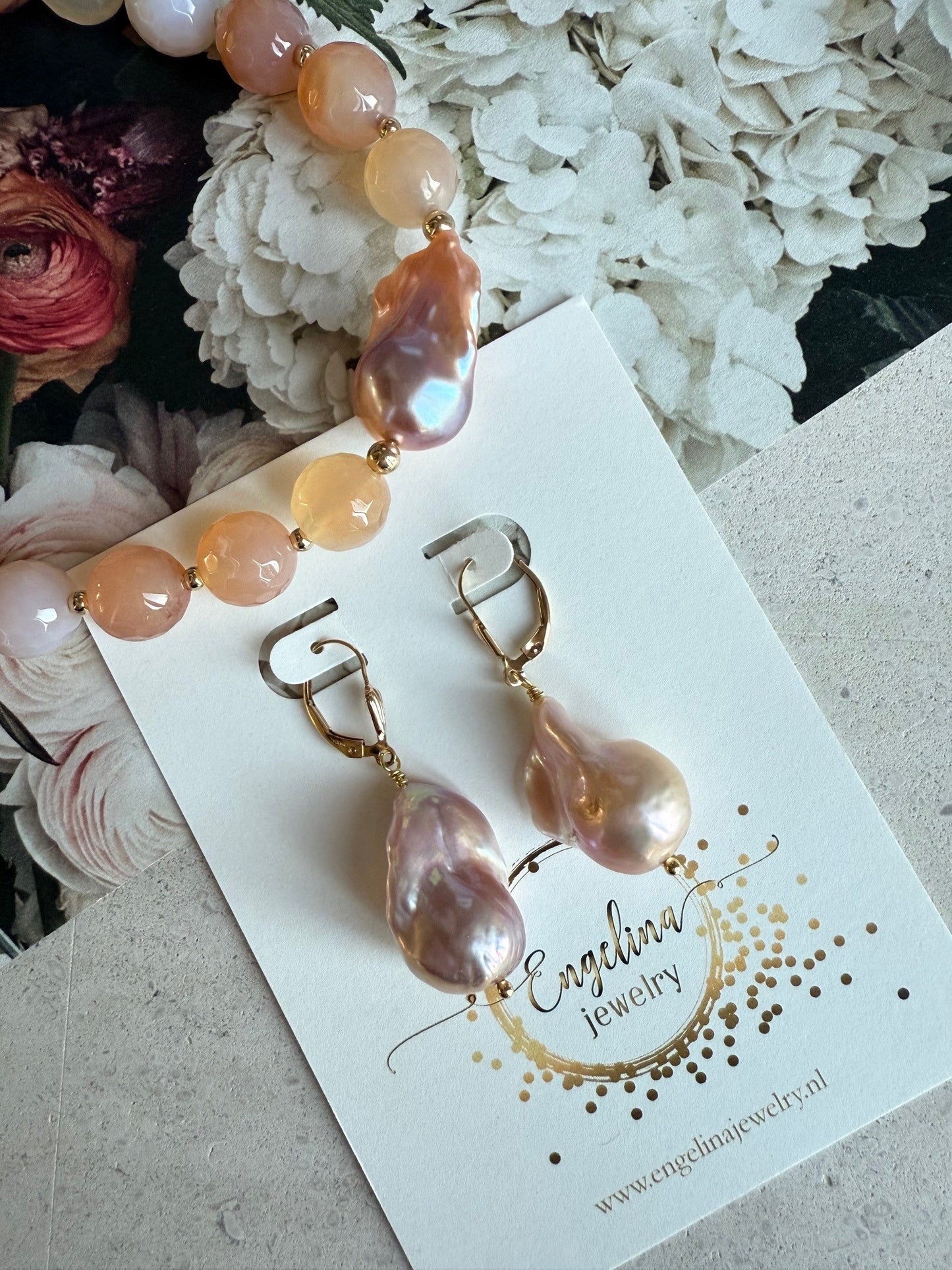 Ketting van rode agaat met baroque zoetwaterparel - ARLIA