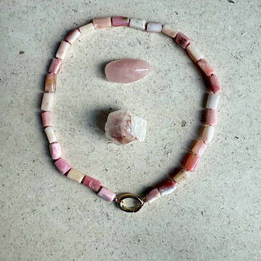 Ketting geknoopt van staafjes roze opaal met gold filled open einden - ROZA