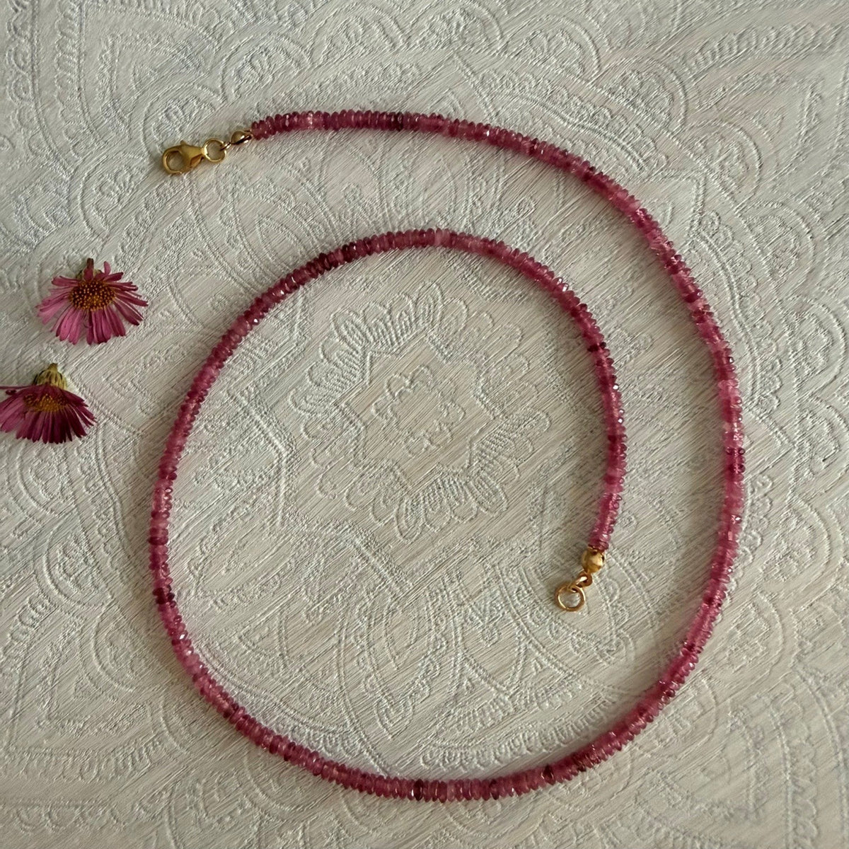 Kettinkje van roze toermalijnfacetkraaltjes en gold filled slotje - Engelina Jewelry