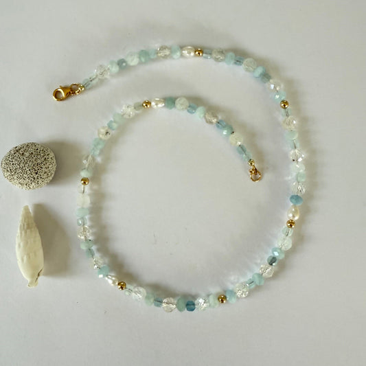 Ketting van topaas en aquamarijn met gold filled slotje